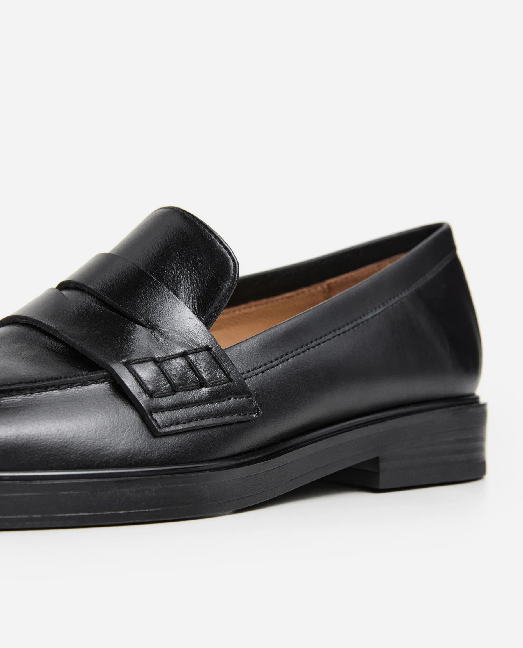 Sara Leather Black - Flattered